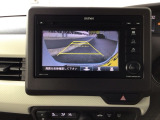 【バックカメラ】運転が苦手な方も車庫入れラクラクです!ギアをリバースに入れれば自動的に切り換わりますので、面倒な操作は不要です♪狭い駐車場もお車を傷つけず安心ですね!