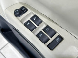 【電動格納ミラー】サイドミラーは電動格納式となっており、狭い駐車場でもキズがつくリスクを抑えられます。