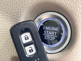 【キーレススタートシステム】カバンやポケットに入れたままでもドアの施錠・解錠が可能なスマートキーを装備。エンジンのオン・オフ時もカギを取り出す必要が無いからとっても便利です♪