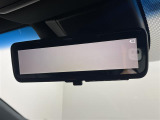 【デジタルルームミラー】車両後方カメラの映像をルームミラーに映すことが出来ます。 そのため、後席に人や荷物があって後方が見えづらい場合でもしっかり視界を確保することが出来ます。