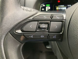 運転中、オーディオの操作をしてて、ハッとしたことはありませんか?ステアリングスイッチは、運転中でもハンドルでオーディオの操作が可能です。安全なドライブをサポートします。