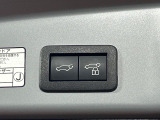 【パワーバックドア】スマートキーや運転席のボタンを押すだけでリアゲートが自動で開閉します!荷物を持っている時や、高い位置にあるバックドアを閉める際に便利な機能です♪