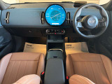 MINIの内装はとにかく『円』に拘ったデザインコンセプトが一目で伝わってきます。これほど円形に拘った車は他に御座いません。伝統のデザイン、トグルスイッチなど遊び心のある内装です。