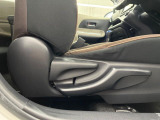 【シートリフター】シート座面の位置を上下に調整できるシートリフターを装備。大柄な方も小柄な方も最適なドライビングポジションで運転できます。