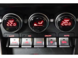 運転席と助手席、それぞれ温度調節ができ、オールシーズン快適なオートエアコンとなっております!