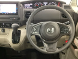 【ハンドル】運転にかかわる様々な操作を安全に行えるように視点移動が少なく操作性に配慮されたスイッチ類が凝縮されたコックピットです。