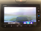 【バックカメラ】運転が苦手な方も車庫入れラクラクです!ギアをリバースに入れれば自動的に切り換わりますので、面倒な操作は不要です♪狭い駐車場もお車を傷つけず安心ですね!