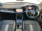 インテリアはブラックを基調とした内装になっております。飽きの来ないドイツ車らしい内装です。