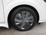 日産純正のホイールキャップが装着されてます。