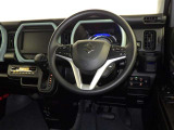 運転席まわりです。 各操作スイッチは使いやすい位置に配置されてます。