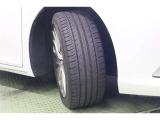 タイヤサイズ 235/45R18。ハイパークロムメタリック塗装でスポーティでありながら重厚感ある純正ノイズリダクションアルミホイールを装着しています。