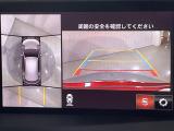 【360&deg;ビュー・モニター】まるでクルマを真上から見下ろしたかのような視点で駐車をサポートします!クルマの斜め後ろや真横など、前後左右の4つのカメラの映像が合成されて、モニターに映し出されます。