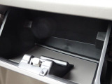 助手席前には車検証入れ等書類一式を収納できるグローブボックスがございます。