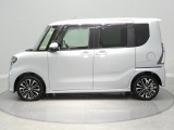 【サイド】視界が広く運転しやすい設計。4WDの安定した走りは、雨の日や冬の滑りやすい路面でも心強い味方です。長く愛着を持って乗っていただける清潔感のある一台です。