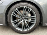 20インチ純正アルミホイール装備 全車両に標準装備の純正アルミホイールは、純正ならではのバランスの良いデザインと、走行安定性をお楽しみ頂けます。