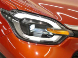 LEDヘッドライトです。デザイン性がよくとても明るいので、夜間の走行や悪天候でも安心です。しかも長寿命!