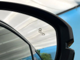 【ブラインドスポットインフォメーション】走行中、ドアミラーの死角になりやすい箇所に後続車が接近するとサイドミラー付近に警告を表示、ドライバーに注意喚起をしてくれます。