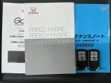 スマートキーは鍵をバッグに入れたままでもドアロックの開閉やエンジンのON・OFFができます。夜間や雨の日も鍵を探さなくて良いので便利です。