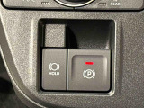指先だけで簡単に操作が可能な電動パーキングブレーキを採用。「HOLD」スイッチを押すと、渋滞や信号待ちなどでブレーキペダルから足を離しても、ブレーキを保持するので安心です