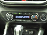 オートエアコンを装備しておりますので、四季を通じて車内を快適な温度に保つことが出来ます!高級感が有りますね!