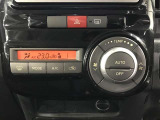 【オートエアコン】一度お好みの温度に設定すれば、車内の温度を検知し風量や温度を自動で調整してくれます。