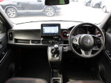 操作性に優れた運転席となります!小物入れや各ボタンの配置にこだわり、使いやすいです!座り心地もよく視認性も良好なのでロングドライブもお任せ下さい!