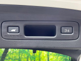 【パワーバックドア】スマートキーや運転席のボタンを押すだけでリアゲートが自動で開閉します!荷物を持っている時や、高い位置にあるバックドアを閉める際に便利な機能です♪