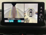 マルチビューカメラの中にフロント・サイドビューカメラシステムを装備しています。樹木やブロック塀などで左右の見通しが悪い場所、狭い路地や駐車場などでクルマの前方向や両サイドの視界をサポートする機能です。
