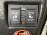 リアドアは乗り降りに便利な両側電動スライドドアです。また運転席に座っていながらスイッチ操作で自在にスライドドアを開け閉めできます。