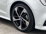 18インチ純正アルミホイール装備 全車両に標準装備の純正アルミホイールは、純正ならではのバランスの良いデザインと、走行安定性をお楽しみ頂けます。