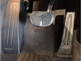【ペダル】BMWはオルガン式アクセルペダルを採用しています。踏み込む足とペダルが同じ軌跡を描くため、かかとがずれにくく、アクセルコントロールがよりしやすくなるメリットがあります。