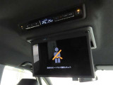 後席モニター装備:セカンドシート・サードシートにご乗車の方は、ドライブ中も天井部についているモニターでTV等をお楽しみ下さい♪♪使用しない時は、画面を天井部分に格納できます!