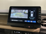 リバースギアに入れるだけで後方の表示へ切り替わります。夜間や雨の日の駐車も楽になりますよ。