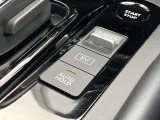 電動パーキングブレーキとオートブレーキホールド機能(信号待ち等でブレーキを踏み続けなくても自動的にブレーキ力がキープされる機能です)