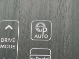 プロパイロットパーキングです。指一本で車庫入れ可能です。縦列駐車もできます!