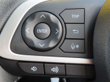 運転中、オーディオの操作をしてて、ハッとしたことはありませんか?ステアリングスイッチは、運転中でもハンドルでオーディオの操作が可能です。安全なドライブをサポートします。