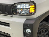 【LEDヘッドライト】悪天候や夜間走行時も良好な視界を確保し安心して運転できる高輝度LEDヘッドライトを装備!点灯速度が早く、消費電力も抑えられています。