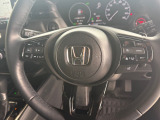 【ステアリングスイッチ】が付いており運転中に前方から目線をそらすことなくオーディオ等の操作が可能なので安心・快適にカーライフをお楽しみいただけます。