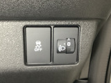 ハンドルの右側にはヘットライトリベライザーとVSA(ABS+TCS+横滑り抑制)の解除スイッチがついています。ヘッドライトリベライザーは道路状況や積荷の加重に応じてライトの高さを調節できます。