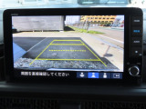 リアワイドカメラシステム!従来の視野に加えて、後方側方を約180&deg;まで見えるワイドビューと、後方を真上から見たような視野で駐車時などに便利なトップダウンビューの3つの視野があります!