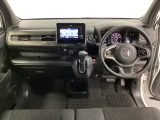 車内は光触媒抗菌消臭施工済です。スタイリッシュなデザインでスポーティなインパネ周りを演出します。グローブボックスやカップホルダーのほかにトレーなどたくさんの収納スペースが付いています。