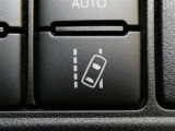 レーンディパーチャーアラートとは車線または走路からの逸脱の可能性を警告すると共に、車線または走路からの逸脱を避けるためのハンドル操作の一部を支援する機能です。詳細は販売店スタッフまでおたずねください。