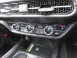 オートエアコンは左右席で独立温度コントロールが可能です。運転席はキンキンに冷やして助手席はマイルドにと言った設定が可能です。暑さ寒さでケンカすることもなくなりますね。