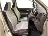 女性でも運転がしやすいように、シートの高さ調整機能(シートリフター)がついています。運転席と助手席の間が空いている為、助手席側への移動がスムーズです。交通量の多い道でも助手席側から乗り降りができます。