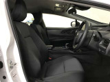 高いホールド性で運転姿勢が安定します。長距離ドライブでも疲れにくいのが魅力です。快適なドライビングライフをお送りください♪