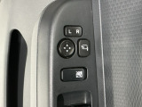狭い駐車場で便利な電動格納ドアミラーが付いています。
