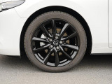 18インチ純正アルミホイールを装備。タイヤサイズは215/45R18となります。