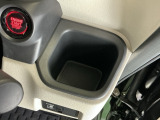 ドリンクホルダー/小物入れにもなって便利です
