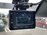 ドライブレコーダーは、車の運転中に前方の映像を記録する装置です。万が一の事故の際に、状況を記録して証拠として利用することができます。