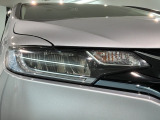 LEDヘッドライトは、点灯の瞬間から最大光量を発揮し、突然暗くなるトンネルなどでの安定感を高めます。